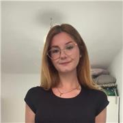 Joven profesora de inglés para niños de primaria